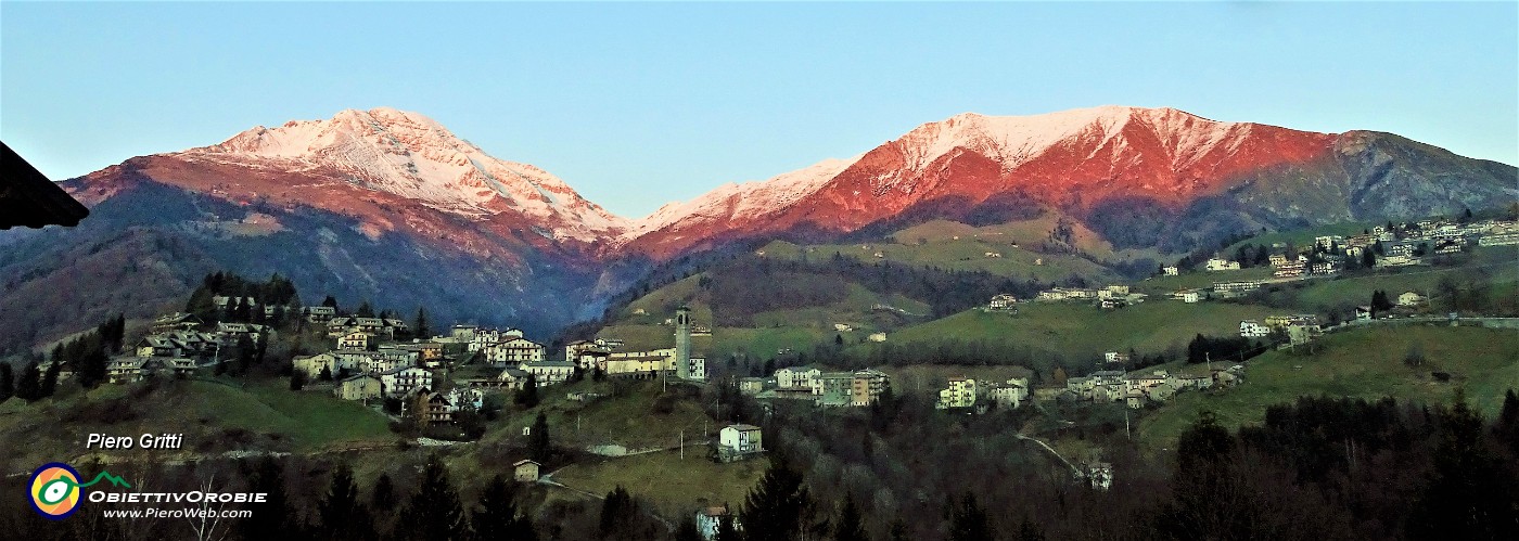 93 Bel tramonto in Cima Grem  ed Arera con Zambla Bassa ed Alta  in basso.JPG -                                